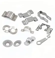 Stanzteile Verschiedene Metallbeschläge und Halterungen in unterschiedlichen Formen und Größen.
