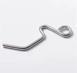 Drahtbiegeteil Ein silberner Metallclip mit einer geschwungenen Form.